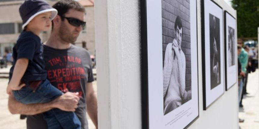 Povodom 20. godisnjice smrti kosarkaskog velikana Krese Cosica, uz humanitarnu prodaju proizvoda po simbolicnima cijenama na Forumu je organizirana izlozba njegovih fotografija, a najmladji su sudjelovali u kosarkaskom turniru. Ljerka Cosic s obitelji. Ph