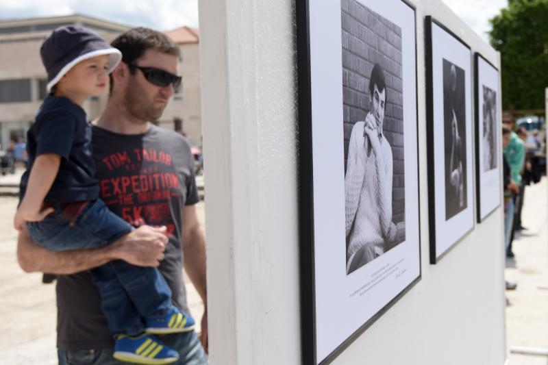 Povodom 20. godisnjice smrti kosarkaskog velikana Krese Cosica, uz humanitarnu prodaju proizvoda po simbolicnima cijenama na Forumu je organizirana izlozba njegovih fotografija, a najmladji su sudjelovali u kosarkaskom turniru. Ljerka Cosic s obitelji. Ph Povodom 20. godisnjice smrti kosarkaskog velikana Krese Cosica, uz humanitarnu prodaju proizvoda po simbolicnima cijenama na Forumu je organizirana izlozba njegovih fotografija, a najmladji su sudjelovali u kosarkaskom turniru. Ljerka Cosic s obitelji. Ph