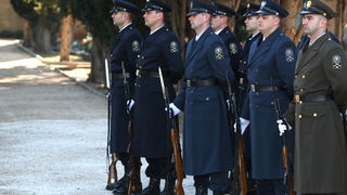 Zadar, 270112.
Predsjednik RH Ivo Josipovic u posjeti je Zadarskoj zupaniji. Jutros je polozio vijenac na sredisnjem krizu gradskog groblja svim poginulim sudionicima akcije Maslenica. 
Na slici: hrvatska vojska na gradskom groblju Zadar.
Foto: Andrija Lu