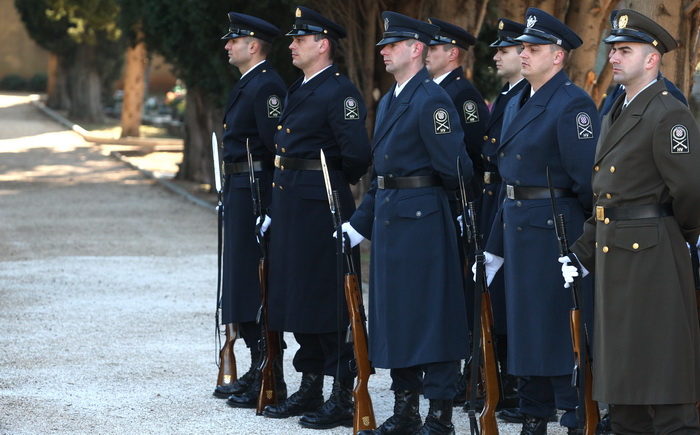 Zadar, 270112.
Predsjednik RH Ivo Josipovic u posjeti je Zadarskoj zupaniji. Jutros je polozio vijenac na sredisnjem krizu gradskog groblja svim poginulim sudionicima akcije Maslenica. 
Na slici: hrvatska vojska na gradskom groblju Zadar.
Foto: Andrija Lu