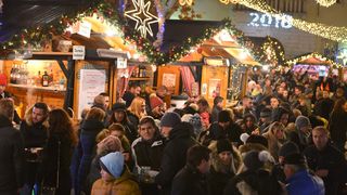 Advent u Zadru: Neno Belan i Fiumensi raspjevali i rasplesali i staro i mlado na Trgu Petra Zoranića Advent u Zadru: Neno Belan i Fiumensi raspjevali i rasplesali i staro i mlado na Trgu Petra Zoranića