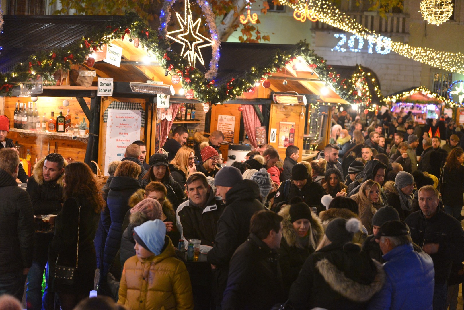 Advent u Zadru: Neno Belan i Fiumensi raspjevali i rasplesali i staro i mlado na Trgu Petra Zoranića Advent u Zadru: Neno Belan i Fiumensi raspjevali i rasplesali i staro i mlado na Trgu Petra Zoranića
