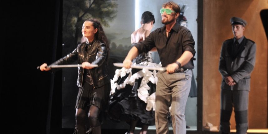 Otvorene Gavelline večeri. Ovogodišnji Festival otvoren je predstavom Antigona Sofokla & Co., u režiji Ozrena Prohića i izvedbi ansambla Talijanske drame Hrvatskog narodnog kazališta Ivana pl. Zajca iz Rijeke. Foto_CROPIX Otvorene Gavelline večeri. Ovogodišnji Festival otvoren je predstavom Antigona Sofokla & Co., u režiji Ozrena Prohića i izvedbi ansambla Talijanske drame Hrvatskog narodnog kazališta Ivana pl. Zajca iz Rijeke. Foto_CROPIX