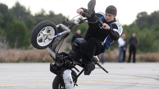 Sepurine, 220112
Na pisti vojarne Sepurine nedaleko od Zadra, okupili su se ljubitelji automoto sporta. Do trenutka kad je policija prekinula aktivnosti na pisti, automobili i motocikli su se utrkivali i izvodili raznorazne akrobacije na odusevljenje pris Sepurine, 220112
Na pisti vojarne Sepurine nedaleko od Zadra, okupili su se ljubitelji automoto sporta. Do trenutka kad je policija prekinula aktivnosti na pisti, automobili i motocikli su se utrkivali i izvodili raznorazne akrobacije na odusevljenje pris