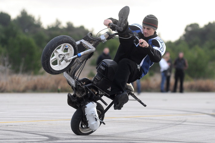 Sepurine, 220112
Na pisti vojarne Sepurine nedaleko od Zadra, okupili su se ljubitelji automoto sporta. Do trenutka kad je policija prekinula aktivnosti na pisti, automobili i motocikli su se utrkivali i izvodili raznorazne akrobacije na odusevljenje pris Sepurine, 220112
Na pisti vojarne Sepurine nedaleko od Zadra, okupili su se ljubitelji automoto sporta. Do trenutka kad je policija prekinula aktivnosti na pisti, automobili i motocikli su se utrkivali i izvodili raznorazne akrobacije na odusevljenje pris