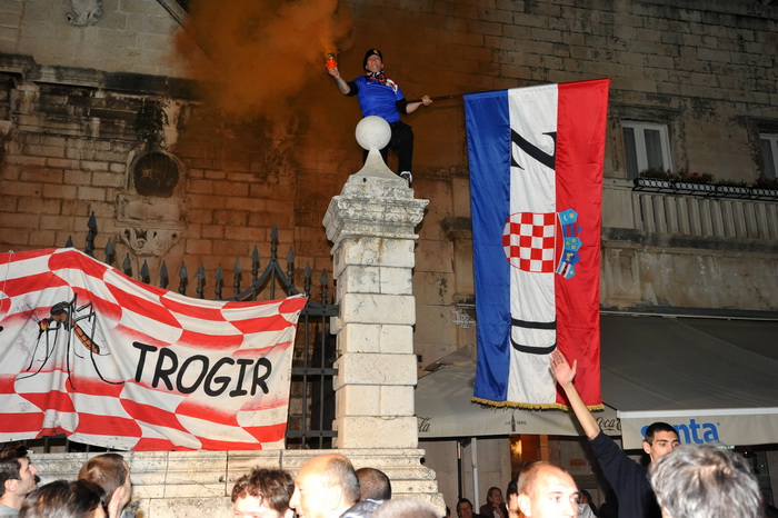 Zadar, 161112.
Kako je i najavljeno, na Narodnom trgu je oko 18h zapocelo organizirano slavlje povodom oslobodjenja generala Gotovine i Markaca. Do dugo u noc na pozornici ce se izmjenjivati brojni zadarski bendovi, klape i pjevaci poput Mladena Grdovica Zadar, 161112.
Kako je i najavljeno, na Narodnom trgu je oko 18h zapocelo organizirano slavlje povodom oslobodjenja generala Gotovine i Markaca. Do dugo u noc na pozornici ce se izmjenjivati brojni zadarski bendovi, klape i pjevaci poput Mladena Grdovica