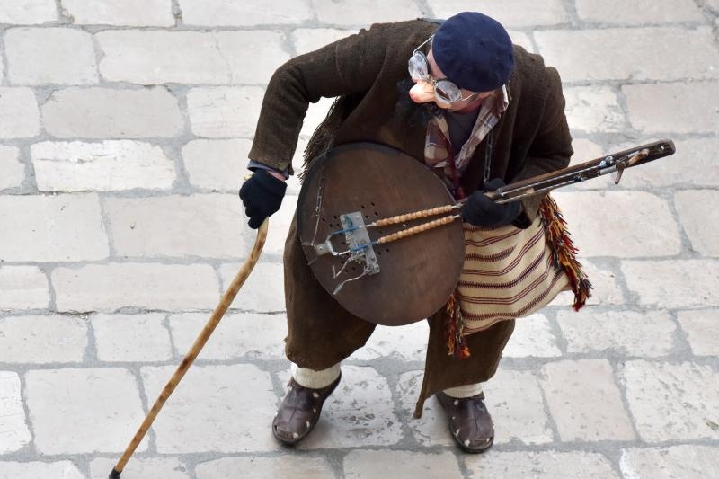 Karnevalska povorka okupila se na parkiralistu kod ‘Ljepotice’ a potom je krenula prema sredisnjem gradskom Trgu. Photo: Dino Stanin/PIXSELL