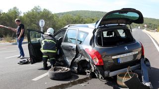 Dvoje ozlijeđenih u sudaru dva automobila na vodičkoj obilaznici, intervenirali i vatrogasci Dvoje ozlijeđenih u sudaru dva automobila na vodičkoj obilaznici, intervenirali i vatrogasci