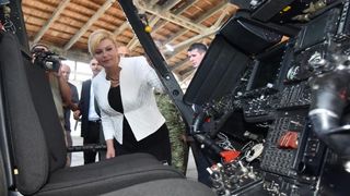 Predsjednica Grabar-Kitarović na predstavljanju novih helikoptera Kiowa Warriors u 93. Zrakoplovnoj bazi u Zemuniku. Photo: Dino Stanin/PIXSELL Predsjednica Grabar-Kitarović na predstavljanju novih helikoptera Kiowa Warriors u 93. Zrakoplovnoj bazi u Zemuniku. Photo: Dino Stanin/PIXSELL