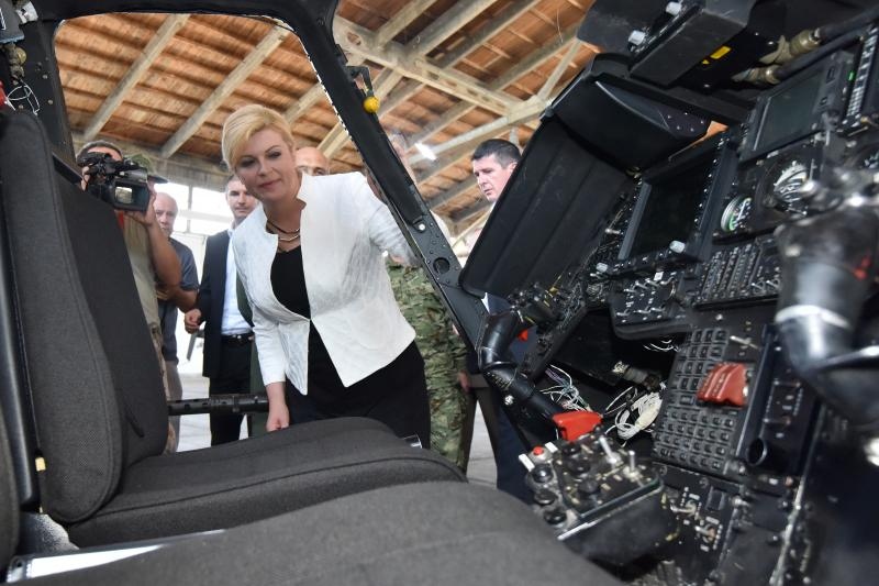 Predsjednica Grabar-Kitarović na predstavljanju novih helikoptera Kiowa Warriors u 93. Zrakoplovnoj bazi u Zemuniku. Photo: Dino Stanin/PIXSELL Predsjednica Grabar-Kitarović na predstavljanju novih helikoptera Kiowa Warriors u 93. Zrakoplovnoj bazi u Zemuniku. Photo: Dino Stanin/PIXSELL