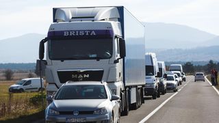 Jošani: Tri osobe poginule u frontalnom sudaru između dva automobila Jošani: Tri osobe poginule u frontalnom sudaru između dva automobila