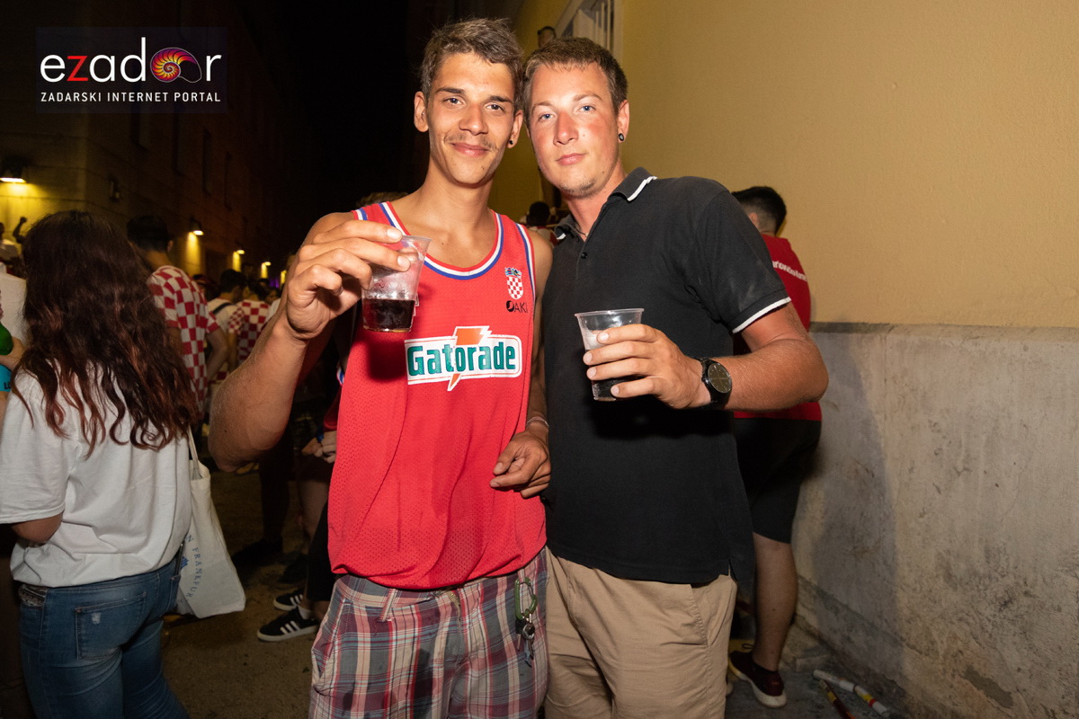 Čudesna noć: Velika fešta ulicama Zadra nakon plasmana Vatrenih u finale SP Čudesna noć: Velika fešta ulicama Zadra nakon plasmana Vatrenih u finale SP