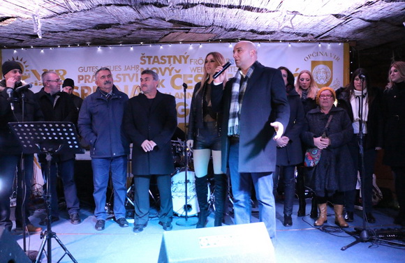 Virani 2016. godinu dočekali uz Lidiju Bačić, Leteći odred i spektakularan vatromet Virani 2016. godinu dočekali uz Lidiju Bačić, Leteći odred i spektakularan vatromet