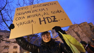 Zagreb, 020311. 
Novi, cetvrti po redu, protuvladin prosvjed tzv. facebook grupe zapoceo je veceras na Cvjetnom trgu. 
Na fotografiji: okupljeni prosvjednici.
Foto: Marko Miscevic / CROPIX