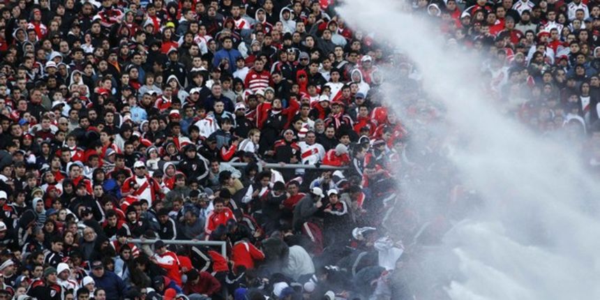 Policija “hladi” usijane navijače River Plate, Foto: Reuters Policija “hladi” usijane navijače River Plate, Foto: Reuters