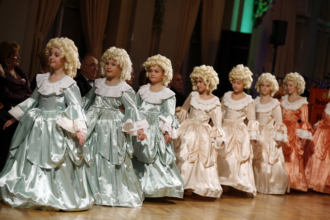 Varazdin, 030212.
U varazdinskom HNK odrzava se 19. Sjajni bal grada Varazdina, koji ugoscuje mnoge poznate uzvanike, od uglednih diplomata, glumaca, gospodarstvenika i politicara.
Pregrst baroknih specijaliteta za ovogodisnji bal spremili su zlatni kuhar Varazdin, 030212.
U varazdinskom HNK odrzava se 19. Sjajni bal grada Varazdina, koji ugoscuje mnoge poznate uzvanike, od uglednih diplomata, glumaca, gospodarstvenika i politicara.
Pregrst baroknih specijaliteta za ovogodisnji bal spremili su zlatni kuhar