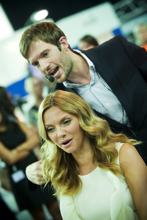 Zagreb, 250911.
U Areni Zagreb 24. i 25.09. odrzava se Beauty i Lifestyle Show, sajam ljepote.
Na slici: Steven Turpin, stilist za Maroccan oil, uredjuje kosu Vlatke Pokos.
Foto: Neja Markicevic / CROPIX Zagreb, 250911.
U Areni Zagreb 24. i 25.09. odrzava se Beauty i Lifestyle Show, sajam ljepote.
Na slici: Steven Turpin, stilist za Maroccan oil, uredjuje kosu Vlatke Pokos.
Foto: Neja Markicevic / CROPIX