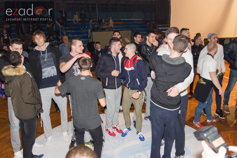 Humanitarno gledanje utakmice Zadar-Cibona (85-84) u Jazinama Humanitarno gledanje utakmice Zadar-Cibona (85-84) u Jazinama