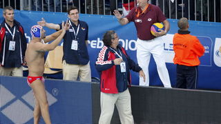 Zagreb, 090910.
Bazen Mladosti na Savi.
29. Europsko prvenstvo u vaterpolu,
Polufinalna utakmica Hrvatska -Srbija.
Na slici: nesporazum na kraju s vremenom.
Foto: Goran Mehkek / CROPIX
