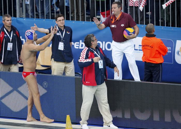 Zagreb, 090910.
Bazen Mladosti na Savi.
29. Europsko prvenstvo u vaterpolu,
Polufinalna utakmica Hrvatska -Srbija.
Na slici: nesporazum na kraju s vremenom.
Foto: Goran Mehkek / CROPIX