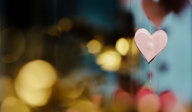 Dasak Valentinova u izlozima prodavaonica. Srca, ljubavne poruke i motivi u crvenoj boji najcesci su dezalji u prodavaonicama.