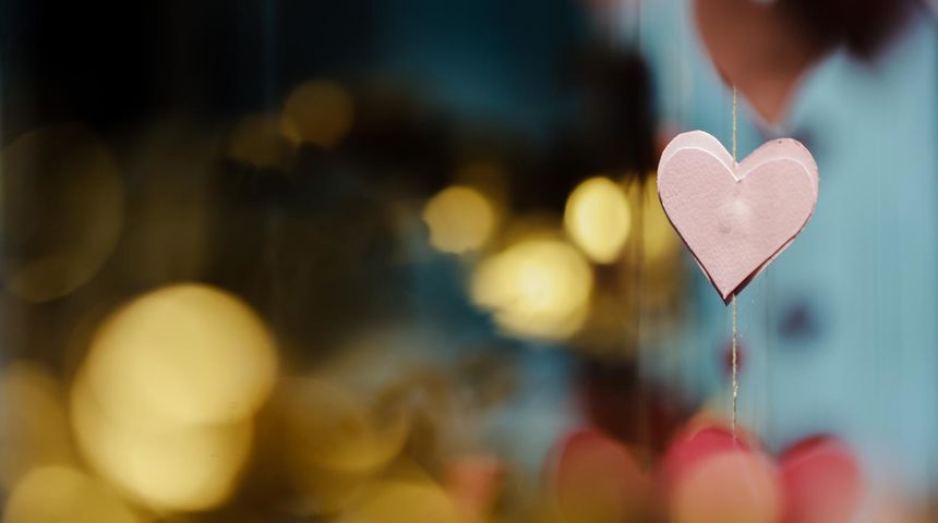 Dasak Valentinova u izlozima prodavaonica. Srca, ljubavne poruke i motivi u crvenoj boji najcesci su dezalji u prodavaonicama.