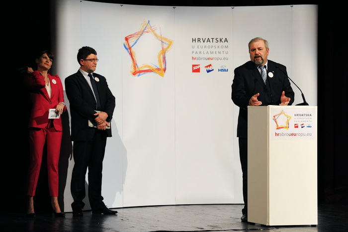 Zadar, 050413.
Veceras je u HNK Zadar odrzano predstavljanje liste koalicije SDP-HNS-HSU za Europski parlament. Na predstavljanju su govorili predsjednik SDP-a Zoran Milanovic, predsjednica HNS-a Vesna Pusic, predsjednik HSU-a Silvano Hrelja, te prvi na l Zadar, 050413.
Veceras je u HNK Zadar odrzano predstavljanje liste koalicije SDP-HNS-HSU za Europski parlament. Na predstavljanju su govorili predsjednik SDP-a Zoran Milanovic, predsjednica HNS-a Vesna Pusic, predsjednik HSU-a Silvano Hrelja, te prvi na l