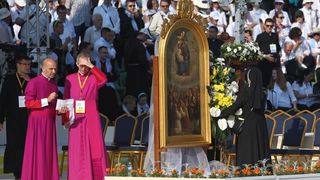 Sarajevo, Bosna i Hercegovina – Sluzbeni posjet pape Franje Sarajevu. Ovo je treci papinski posjet Bosni i Hercegovini. Prethodni posjeti pape Ivana Pavla II bili su pastoralni dok je posjet pape Franje primarno drzavnicki te ga ocekuje zgusnut raspored Sarajevo, Bosna i Hercegovina – Sluzbeni posjet pape Franje Sarajevu. Ovo je treci papinski posjet Bosni i Hercegovini. Prethodni posjeti pape Ivana Pavla II bili su pastoralni dok je posjet pape Franje primarno drzavnicki te ga ocekuje zgusnut raspored