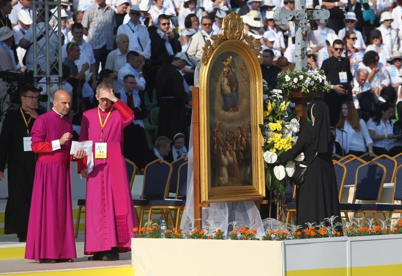 Sarajevo, Bosna i Hercegovina – Sluzbeni posjet pape Franje Sarajevu. Ovo je treci papinski posjet Bosni i Hercegovini. Prethodni posjeti pape Ivana Pavla II bili su pastoralni dok je posjet pape Franje primarno drzavnicki te ga ocekuje zgusnut raspored Sarajevo, Bosna i Hercegovina – Sluzbeni posjet pape Franje Sarajevu. Ovo je treci papinski posjet Bosni i Hercegovini. Prethodni posjeti pape Ivana Pavla II bili su pastoralni dok je posjet pape Franje primarno drzavnicki te ga ocekuje zgusnut raspored