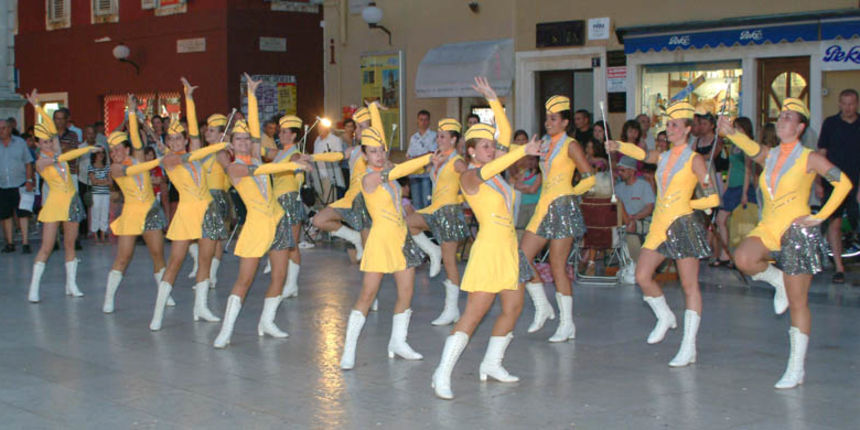 Češke mažoretkinje na Narodnom trgu Češke mažoretkinje na Narodnom trgu