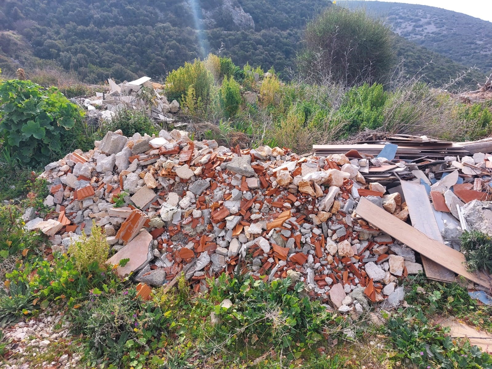 Na Pašmanu ponovno ilegalni otpad, iz Općine traže pomoć u pronalasku počinitelja Na Pašmanu ponovno ilegalni otpad, iz Općine traže pomoć u pronalasku počinitelja