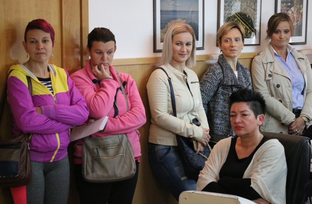 Vir: Dodjela materijalne pomoći roditeljima za nabavku udžbenika i školske opreme Vir: Dodjela materijalne pomoći roditeljima za nabavku udžbenika i školske opreme