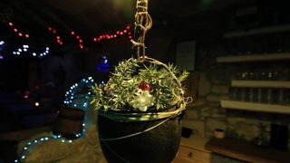 Razvodje – Marko Duvancic, jedan od najpoznatijih proizvodjaca vina oducio je da na svom imanju osim bacava od vina koje je pretvorio u sobe za smjestaj gostiju iznenadi svoje goste a posebno djecu bozicnom bajkom. U tom stilu okitio je i osvijetlio svoje Razvodje – Marko Duvancic, jedan od najpoznatijih proizvodjaca vina oducio je da na svom imanju osim bacava od vina koje je pretvorio u sobe za smjestaj gostiju iznenadi svoje goste a posebno djecu bozicnom bajkom. U tom stilu okitio je i osvijetlio svoje