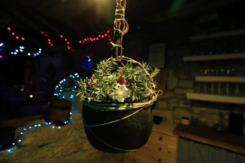 Razvodje – Marko Duvancic, jedan od najpoznatijih proizvodjaca vina oducio je da na svom imanju osim bacava od vina koje je pretvorio u sobe za smjestaj gostiju iznenadi svoje goste a posebno djecu bozicnom bajkom. U tom stilu okitio je i osvijetlio svoje Razvodje – Marko Duvancic, jedan od najpoznatijih proizvodjaca vina oducio je da na svom imanju osim bacava od vina koje je pretvorio u sobe za smjestaj gostiju iznenadi svoje goste a posebno djecu bozicnom bajkom. U tom stilu okitio je i osvijetlio svoje