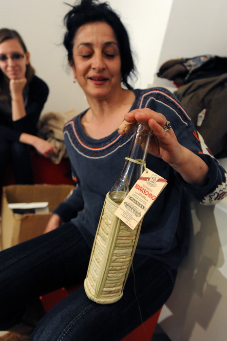 Zadar, 110313
Vjestina pletenja boca cuvenog zadarskog likera “Maraschino” ide u svijet: tri dana pletenje boca ce u Narodnom muzeju uciti studenti koji su u Zadar dosli iz Spanjolske, Poljske, Ceske, Latvije, Slovenije i Njemacke. Danas je bio prvi dan t