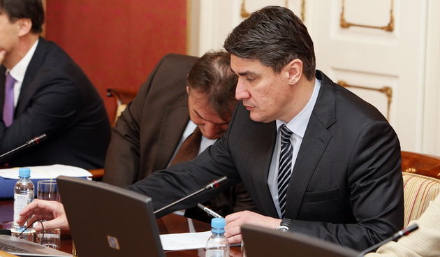 Zagreb, 050412.
Vlada.
Sjednica Vlade Republike na cijem je dnevnom redu, medju ostalim, Nacrt prijedloga zakona o izmjenama Zakona o prostornom uredjenju i gradnji, s Nacrtom konacnog prijedloga zakona. Vlada je razmatrala i prijedlog akcijskog plana za