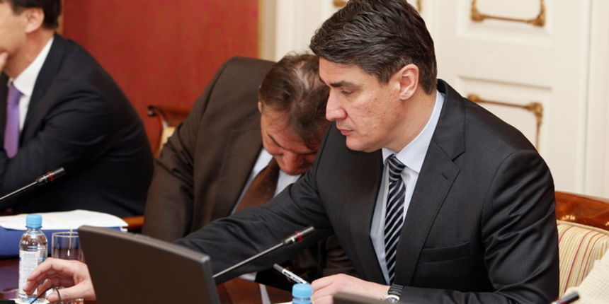 Zagreb, 050412.
Vlada.
Sjednica Vlade Republike na cijem je dnevnom redu, medju ostalim, Nacrt prijedloga zakona o izmjenama Zakona o prostornom uredjenju i gradnji, s Nacrtom konacnog prijedloga zakona. Vlada je razmatrala i prijedlog akcijskog plana za