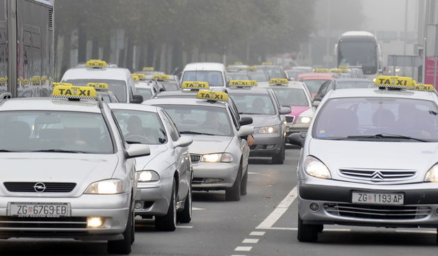 Zagreb, 221010.
Taxisti strajkaju vec nekoliko dana trazeci svoja prava, na velikogorickoj cesti stvaraju guzve u smjeru Zagreba kako bi upozorili siru javnost na svoj strajk.
Foto: Drago Sopta / CROPIX