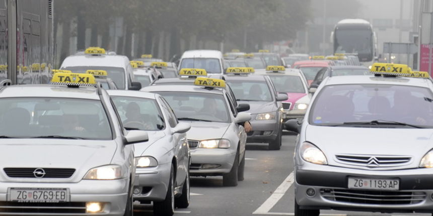 Zagreb, 221010.
Taxisti strajkaju vec nekoliko dana trazeci svoja prava, na velikogorickoj cesti stvaraju guzve u smjeru Zagreba kako bi upozorili siru javnost na svoj strajk.
Foto: Drago Sopta / CROPIX
