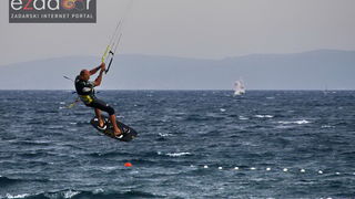 Guštanje surfera u jakom jugu Guštanje surfera u jakom jugu