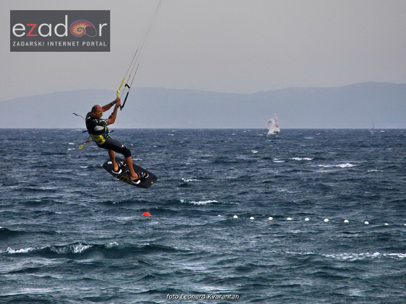 Guštanje surfera u jakom jugu Guštanje surfera u jakom jugu