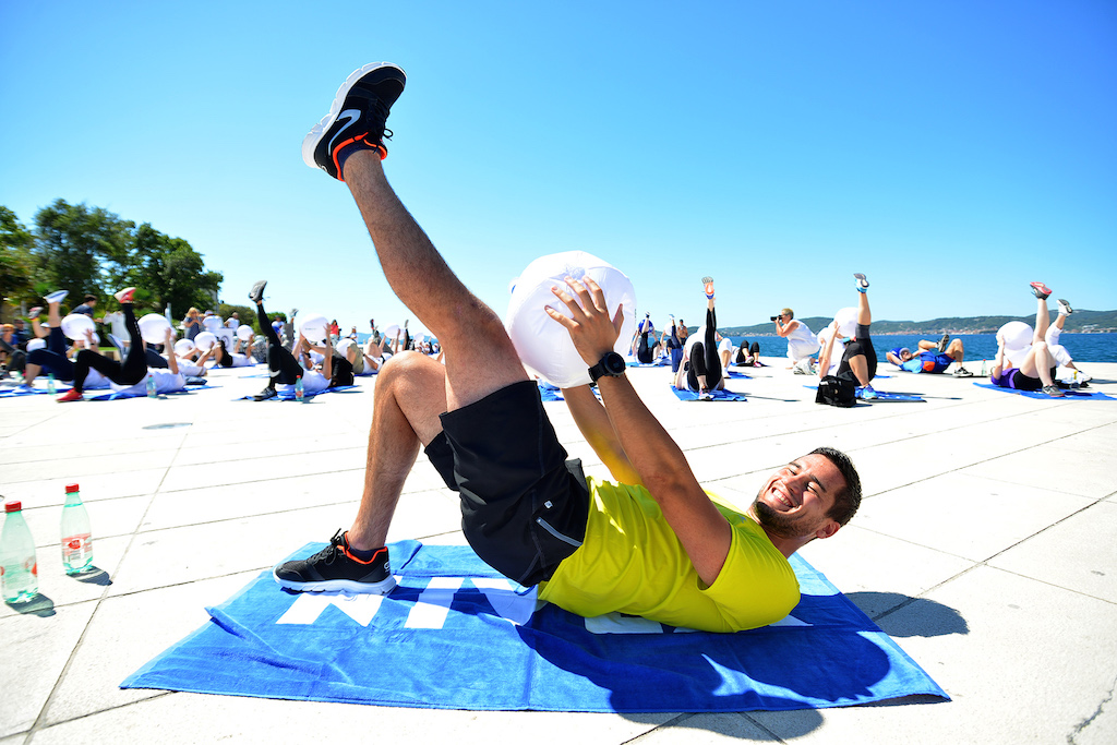 Stotinu vježbača na jutarnjem treningu Aktivne Hrvatske pozdravilo sunce Stotinu vježbača na jutarnjem treningu Aktivne Hrvatske pozdravilo sunce