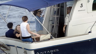Prigradica, otok Korcula , 270911.
Glumica Penelope Cruz snimljena prilikom ukrcaja u brod Majsan marke Beneteau Antares 10,80  koji ju prebacuje na svjetionik Plocica na snimanje filma” Venuto al mondo”.
Foto: Tom Dubravec /  CROPIX