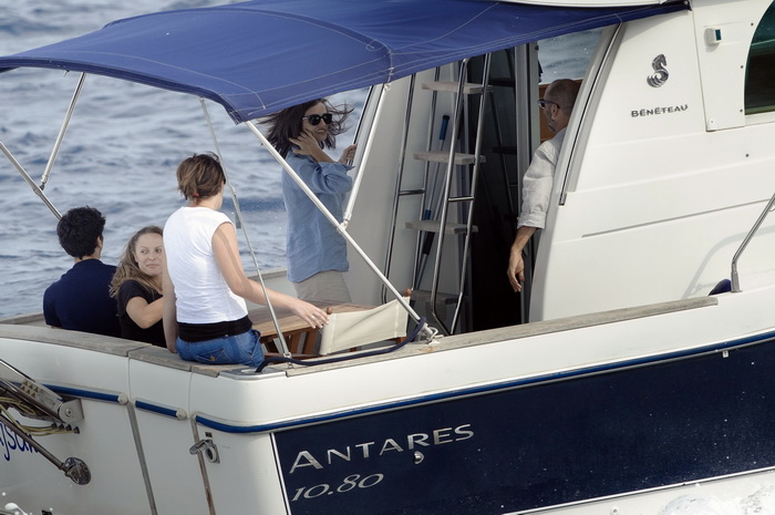 Prigradica, otok Korcula , 270911.
Glumica Penelope Cruz snimljena prilikom ukrcaja u brod Majsan marke Beneteau Antares 10,80  koji ju prebacuje na svjetionik Plocica na snimanje filma” Venuto al mondo”.
Foto: Tom Dubravec /  CROPIX