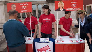 HDZ i SDP standovi na Narodnom trgu