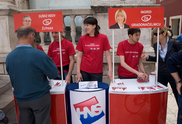 HDZ i SDP standovi na Narodnom trgu