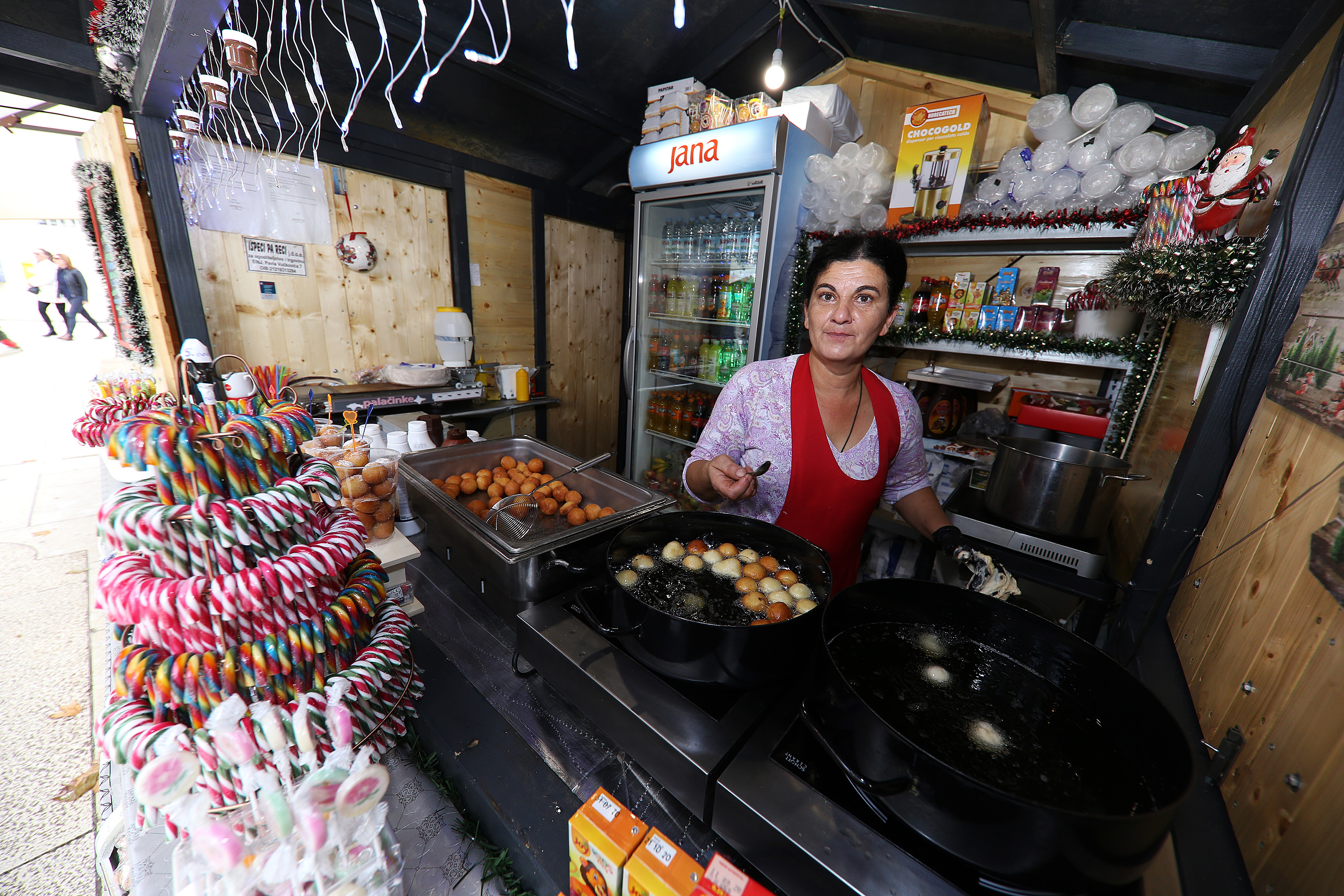 Adventske kućice su otvorile vrata, gastro ponuda je bolja i raznovrsnija nego ikad