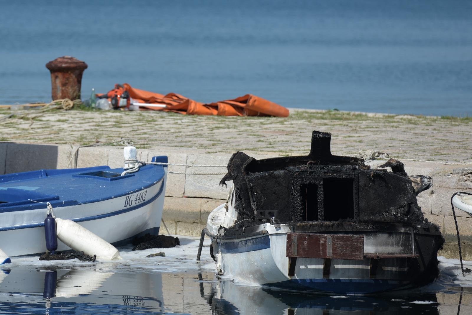 Sv. Filip i Jakov: Požar zahvatio brodice u luci od kojih su tri potonule