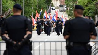 Srb: Uz Thompsonove pjesme prosvjednici ispred interventne policije protiv obljetnice Ustanka, Photo: Dino Stanin/PIXSELL