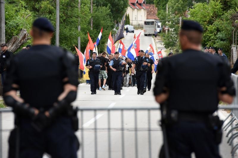 Srb: Uz Thompsonove pjesme prosvjednici ispred interventne policije protiv obljetnice Ustanka, Photo: Dino Stanin/PIXSELL